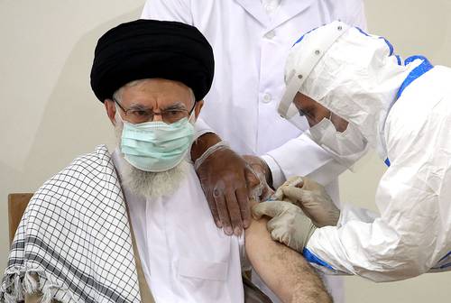 El líder supremo Ali Jamenei recibió ayer la segunda dosis de la vacuna producida en su país, COVIran Barekat.