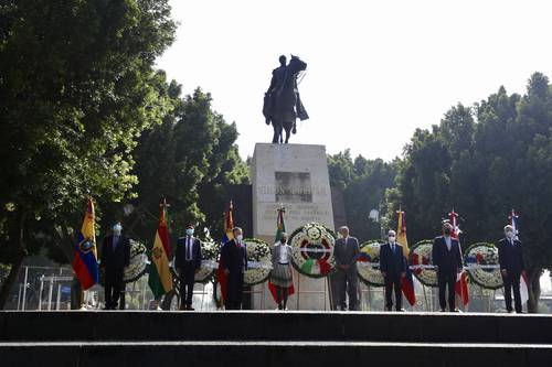 El secretario de Cultura de la Ciudad de México, Alfonso Suárez, acompañado del embajador de Venezuela en México, Francisco Arias, y el diputado Temistocles Villanueva, presidió la ceremonia cívica del 238 aniversario del natalicio de Simón Bolívar, militar y político venezolano, considerado uno de los principales libertadores de hispanoamérica.