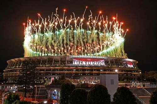 Los tradicionales fuegos artificiales iluminaron el majestuoso Estadio Olímpico en el comienzo oficial de los retrasados Juegos de Tokio 2020.