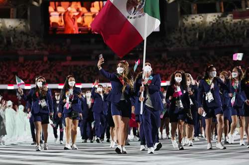 La delegación mexicana, liderada por Gaby López y Rommel Pacheco, durante su participación en el desfile inaugural de los Juegos Olímpicos de Tokio 2020.