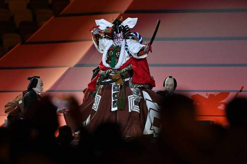 En la inauguración de las Olimpiadas que se realizan en Tokio, aplazadas para este año debido a la crisis sanitaria causada por el Covid-19, se presentó una pieza de kabuki (teatro japonés tradicional que se caracteriza por el uso de maquillajes elaborados) con el fragmento de la obra Shibaraku. En imagen, Ichikawa Ebizō XI, undécimo titular del nombre Ebizō, apelativo de una familia de actores de kabuki, interpreta el montaje en el Estadio Olímpico, en la capital japonesa.