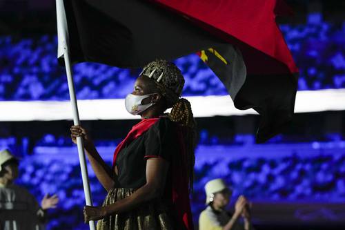 Natalia Santos de Angola porta la bandera de su país en la ceremonia de apertura de los Juegos Olímpicos de Verano 2020.