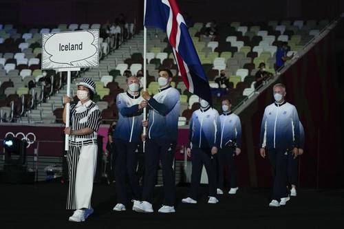 Snaefridur Sol Jorunnardottir y Anton Mckee, de Islandia, portan la bandera de su país durante la ceremonia de inauguración de los Juegos Olímpicos de Tokio 2020.