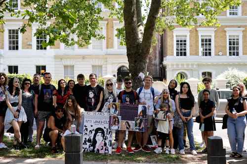 Fans se reunieron en un santuario temporal cerca de la antigua casa de la cantante Amy Winehouse en Londres, para conmemorar el 10 aniversario de su muerte.