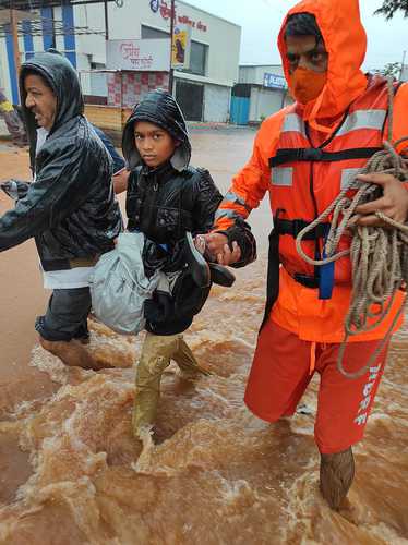 Personal de la Fuerza Nacional de Respuesta a Desastres rescata a residentes en el área de Chiplun, en el estado occidental de Maharashtra en India.