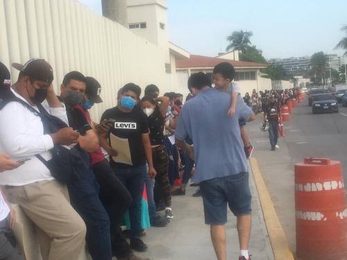 Cientos de jóvenes de entre 18 y 29 años recibieron el viernes la primera dosis del biológico Sinovac contra el Covid-19 en el Hospital Naval, en Puerto Vallarta, Jalisco. La inmunización será hasta el próximo miércoles.