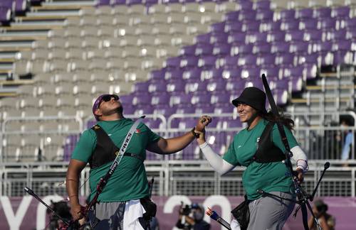 La felicidad de Alejandra Valencia y la mirada al cielo de Luis Álvarez luego de su actuación en el parque Yumenoshima. Los tricolores derrotaron a Turquía y sumaron la presea número 70 para México en la historia de las justas veraniegas.