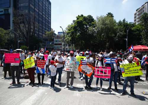 El Movimiento de Solidaridad con Cuba marchó ayer a la embajada de Estados Unidos en México para conmemorar el inicio de la revolución cubana.