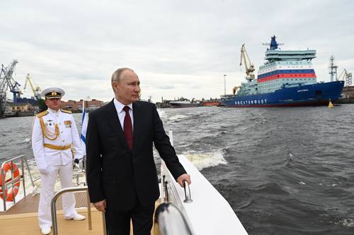 El presidente ruso, Vladimir Putin, en la ceremonia de lanzamiento de la nueva generación de superarrastreros Mechanic Sizov, tras el desfile por el Día de la Armada en San Petersburgo.
