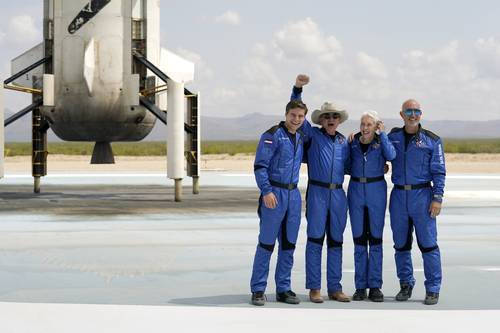 El multimillonario Jeff Bezos fue noticia la semana pasada por su vuelo turístico al espacio, aunque decenas de miles de personas firmaron una petición para que no se le permitiera regresar a la Tierra. En la imagen, con sus acompañantes.