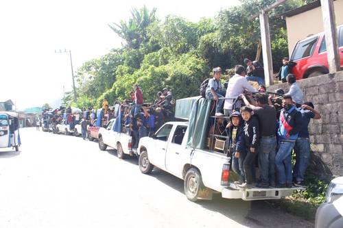 Indígenas desplazados de varias comunidades del municipio de Chenalhó, Chiapas, fueron trasladados a sus comunidades de origen, luego de permanecer durante dos semanas en varios albergues del poblado de Acteal Centro.