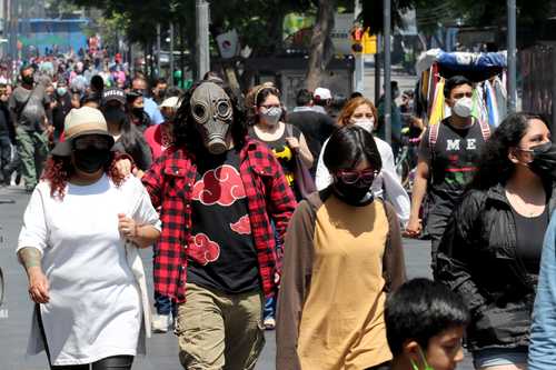 Decenas de personas realizan compras en sitios altamente concurridos, comen con amigos o pasean por las calles populosas de la capital, a pesar de que hoy la Ciudad de México amanece con el semáforo epidemiológico color naranja ante el repunte de contagios de Covid-19. En la imagen, escena dominical en la Avenida Juárez del Centro Histórico, en la alcaldía Cuauhtémoc