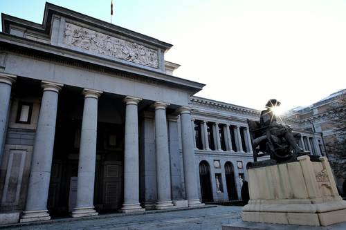 Estatua del pintor Diego Velázquez en la entrada del Museo del Prado, en Madrid.