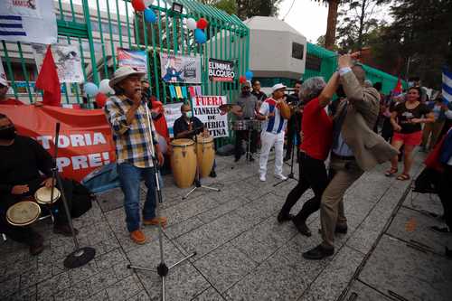 Los festejos por el Día de la Rebeldía Nacional, afuera de la embajada cubana en la CDMX, incluyeron poemas, música y baile.