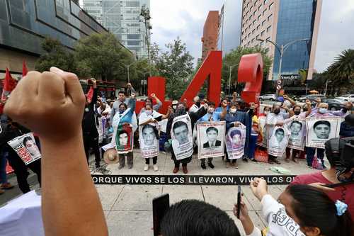 Estudiantes de la Escuela Normal Rural Raúl Isidro Burgos, de Ayotzinapa, Guerrero, activistas y padres de los 43 estudiantes desaparecidos realizaron ayer una protesta en la Ciudad de México para exigir justicia.