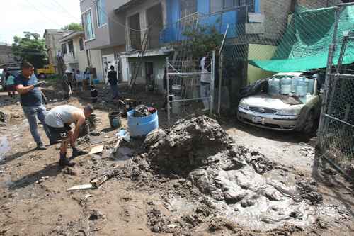 Al sur de la zona metropolitana de Guadalajara, las personas se vieron afectadas el sábado por los escurrimientos del Bosque de la Primavera. El domingo por la noche cayó una lluvia que volvió a inundar la zona, cuando aún no concluían los trabajos de limpieza. El peligro aumenta debido al mayor número de casas derrumbadas y el riesgo de colapso de otras. La gente pide mayor seguridad ante los actos de rapiña que iniciaron ayer.