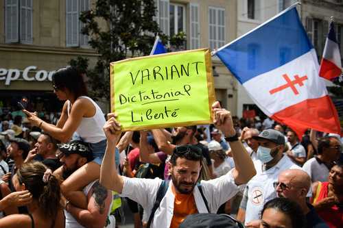 Una persona sostiene una pancarta que dice: “Variante dictatorial - Libertad”, durante una protesta contra la vacunación obligatoria decretada por el parlamento francés, en Marsella el sábado pasado.