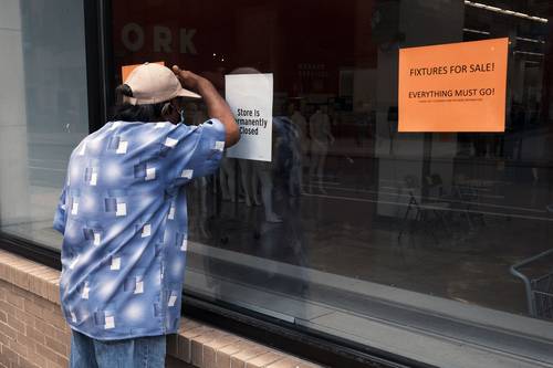 Buena cantidad de connacionales residentes en Estados Unidos cuentan con los ingresos fijos y necesarios para poder ser sujetos a créditos en la economía estadunidense. En la imagen, un hombre intenta comprar en una tienda que remata su mercancía en Nueva York.