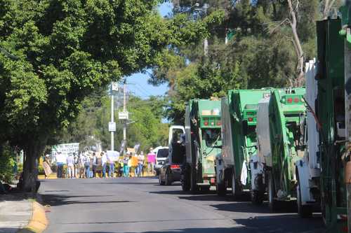 Empleados de las empresas DKDA Servicios de Recolección de Basura y KS Ambiental cerraron la avenida Subida a Chalma, en Cuernavaca, Morelos, y agredieron a manifestantes que se oponen a que se siga rellenando el basurero de Loma de Mejía.