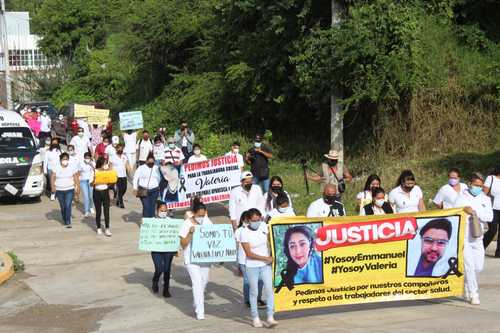 Trabajadores del centro de salud Vicente Astudillo, en Tixtla, Guerrero, así como familiares de la enfermera Valeria López y del odontólogo Emmanuel Vázquez marcharon para exigir justicia por los asesinatos de sus compañeros. Alrededor de las 9 de la mañana, se concentraron en la clínica y marcharon por la carretera federal Chilpancingo-Chilapa; avanzaron por la avenida Insurgentes con dirección al zócalo, y al pasar por el hospital del municipio los trabajadores se solidarizaron con la marcha colocando cartulinas con exigencias de justicia y finalmente realizaron un mitín en la plaza cívica de la localidad.