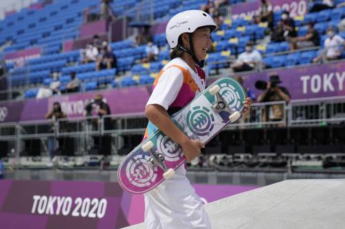  Nishiya feliz tras finalizar su prueba y saberse triunfadora. Foto Ap