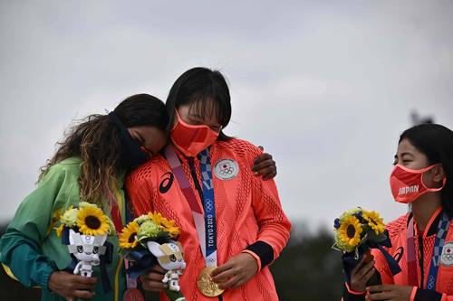  La brasileña Rayssa Leal abraza a la ganadora Momiji Nishiya, ambas de 13 abriles, mientras las observa Funa Nakayama, de 16, quien se quedó con el tercer lugar. Foto Afp