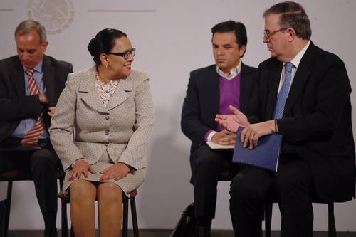 El subsecretario de Salud, Hugo López-Gatell; la secretaria de Seguridad, Rosa Icela Rodríguez; el director del IMSS, Zoé Robledo, y el canciller Marcelo Ebrard, durante la conferencia matutina realizada ayer en Palacio Nacional.