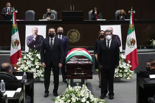 HOMENAJE LUCTUOSO EN SAN LÁZARO. El priísta René Juárez Cisneros, quien falleció el lunes a consecuencia de complicaciones por Covid-19, recibió un homenaje luctuoso en la Cámara de Diputados, donde era coordinador de la bancada del tricolor.