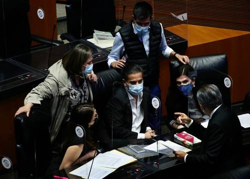 Legisladores de oposición votaron en contra de citar a periodo extraordinario, bajo el argumento de que hubo errores de procedimiento y violaciones al reglamento. En la imagen, senadores panistas durante la sesión de ayer.