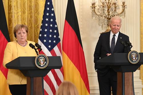 La canciller alemana, Angela Merkel, y el presidente estadunidense, Joe Biden, hablan con reporteros el 15 de julio pasado en la Casa Blanca.