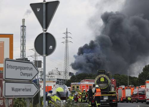 Una explosión en tanques de almacenaje de disolventes en un parque empresarial de industrias químicas remeció ayer la ciudad alemana de Leverkusen, 20 km al norte de Colonia, y provocó una gran nube negra, dejando al menos dos muertos, 31 heridos y cinco desaparecidos. Protección Civil habló de “una amenaza extrema” y pidió a la población mantenerse en sus casas, apagar los sistemas de ventilación y cerrar puertas y ventanas, según la agencia de noticias Dpa.