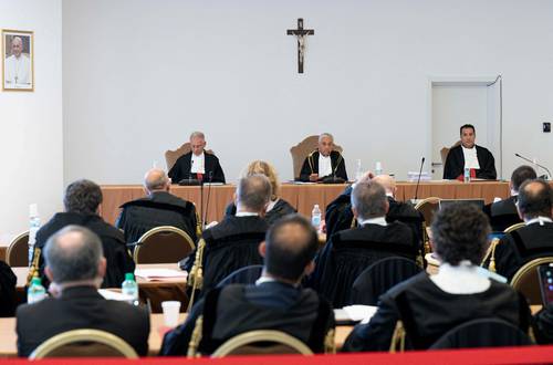El juez Giuseppe Pignatone (al centro) preside el tribunal donde se determinará si empresarios defraudaron al Vaticano, o si existió un sistema interno de corrupción que generó pérdidas millonarias a las arcas de la Iglesia católica.