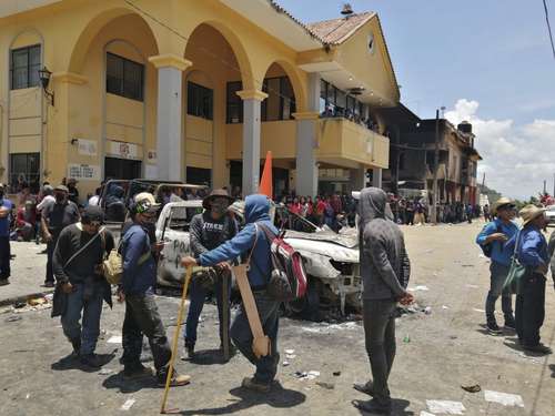 La comunidad de Pantelhó, Chiapas, amaneció como zona de guerra, luego de que hombres encapuchados armados con palos y machetes incendiaron decenas de casas y vehículos. Tras tomar el palacio municipal, exigieron que “se haga justicia y que la fiscalía detenga a la gente mala”