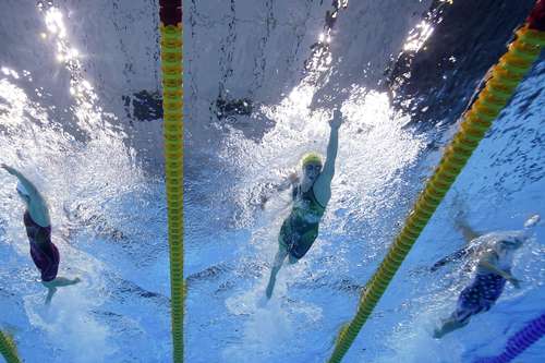 La australiana Ariarne Titmus (centro) se impuso a la hongkonesa Siobhan Bernardette Haughey (plata) y a la canadiense Penny Oleksiak (bronce) en 200 metros libre.