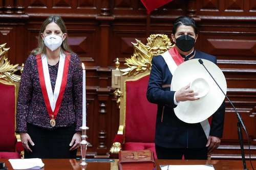 El izquierdista Pedro Castillo rindió protesta ayer como presidente de Perú. A su lado, la líder del Congreso, María del Carmen Alva.