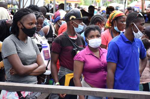 Miles de migrantes procedentes de Cuba, Haití y varios países africanos están varados desde hace meses en Necoclí, ciudad portuaria colombiana, en el departamento de Antioquia, mientras esperan a poder comprar un pasaje, tomar un barco hacia el vecino Panamá y continuar su camino a Estados Unidos, informó ayer una agencia estatal de ayuda.