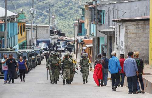 Militares realizan recorridos por las calles de uno de los 18 barrios del municipio de Pantelhó, Chiapas.