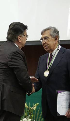 El presidente del INAP, Luis Miguel Martínez, con el ingeniero Cuauhtémoc Cárdenas.