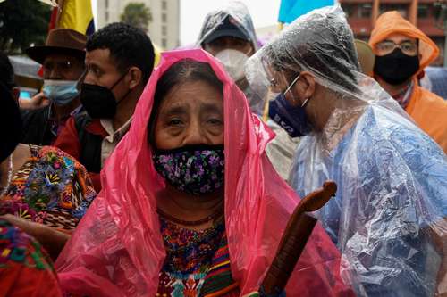 Indígenas en la protesta de ayer para exigir la dimisión del presidente guatemalteco, Alejandro Giammattei, y de la fiscal general, Consuelo Porras.