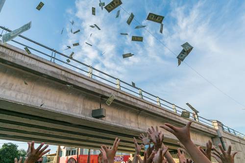 Un residente de Tijuana, identificado como Israel Valdez, quien pretendía repartir billetes de un dólar a 150 niños del campamento de migrantes instalado en la garita Ped West, en la frontera con California, tuvo que lanzar al aire el efectivo debido a que el reparto se salió de control porque la multitud se aglomeró a su alrededor. Durante algunos segundos llovieron dólares sobre los presentes.