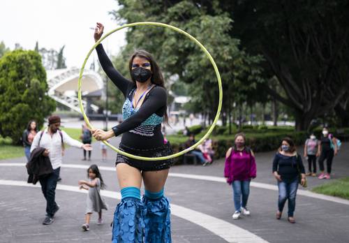 Participante en una comparsa para celebrar el Día Mundial de Caminar en Zancos.