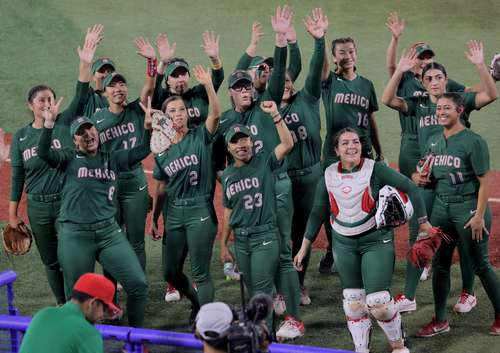  Las jugadoras celebran una de sus victorias. Foto @esmerfalconmx