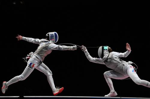  Las rusas superaron a las francesas en el florete por equipos para regresar a lo máximo del podio olímpico. Italia se quedó con el bronce. Foto Afp