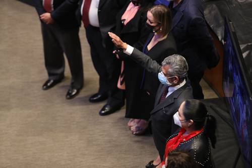 En la toma de protesta de Roberto Salcedo Aquino, los legisladores destacaron su trayectoria en el servicio público.