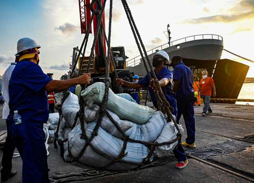 Un buque de la Semar arribó ayer con 612 toneladas de insumos médicos y alimentos a La Habana para ayudar a paliar la crisis por la pandemia.