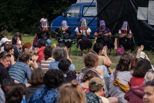 Mujeres cisgénero, trans y personas no binarias participaron en la conclusión del Encuentro de Mujeres en la Zona a Defender (ZAD), en Nantes, Francia, donde las zapatistas escucharon las luchas que se compartieron durante las mesas de diálogo.