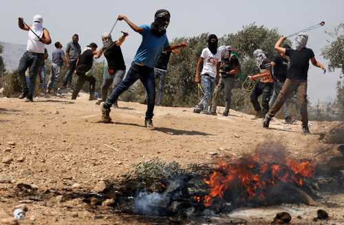 Palestinos lanzaron piedras a soldados israelíes en Beita, donde ocurrieron los enfrentamientos más importantes de ayer.