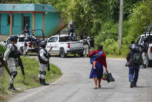 La Guardia Nacional y el Ejército permanecen a un kilómetro del bloqueo del grupo de Autodefensas del pueblo El Machete, en las inmediaciones de la cabecera municipal de Pantelhó.