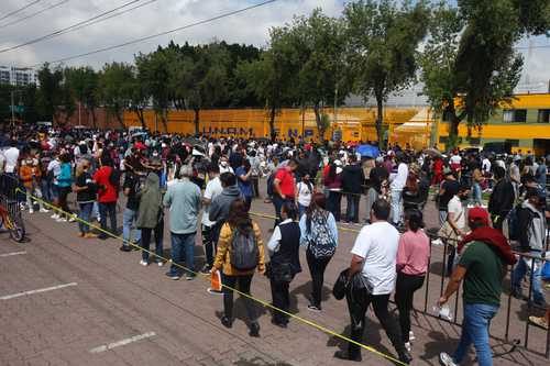 Enormes filas se apreciaron en la prepa 9, muchos de los jóvenes llevaban documentos prestados.