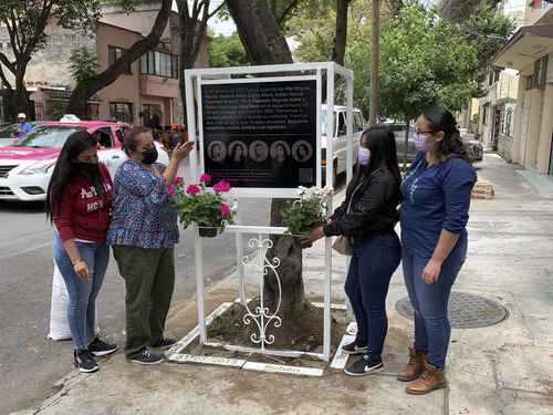 Familiares de Nadia Vera, Rubén Espinosa, Yesenia Quiroz, Mile Virginia y Olivia Negrete develaron una placa con la que recordaron a las víctimas, además de indicar que no están convencidos con el actuar de las autoridades judiciales.